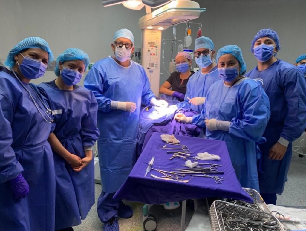 El Dr. Novoa y su equipo en una cirugía de cardiopatía congénita.